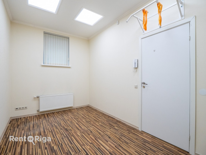 Pārdod biroja telpas ar atsevišķu ieeju!  Piedāvājumā funkcionālas un daudzpusīgas biroja Rīga - foto 4