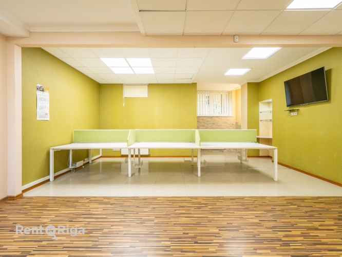 Pārdod biroja telpas ar atsevišķu ieeju!  Piedāvājumā funkcionālas un daudzpusīgas biroja Rīga - foto 1