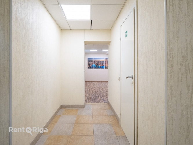 Pārdod biroja telpas ar atsevišķu ieeju!  Piedāvājumā funkcionālas un daudzpusīgas biroja Rīga - foto 5