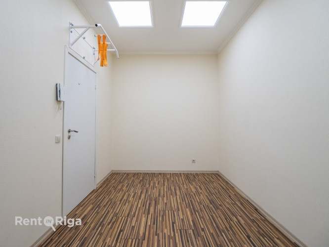 Pārdod biroja telpas ar atsevišķu ieeju!  Piedāvājumā funkcionālas un daudzpusīgas biroja Rīga - foto 3