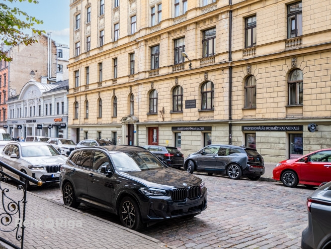 Investīciju objekts Rīgas centrā, skaistā un vēsturiskā ēkā tieši blakus Galerija Rīga. Rīga - foto 1