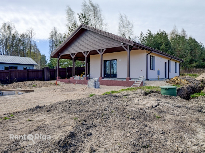 Сдаётся в аренду новый дом недалеко от центра Кекавы!  Предлагается светлый и Кекавская вол. - изображение 1