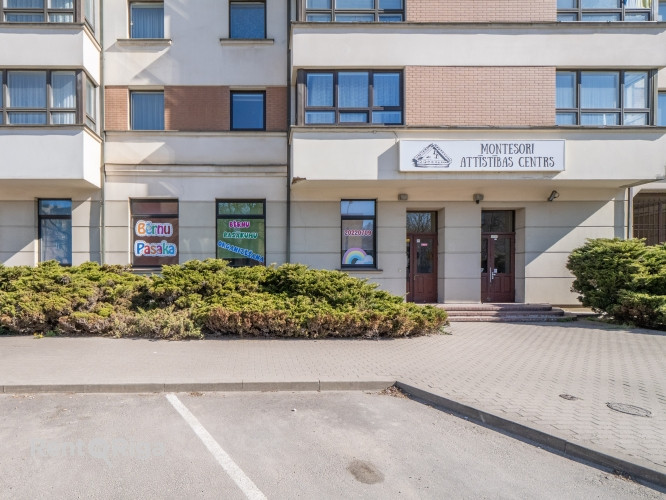Apartment with a private entrance, located on an elevated ground floor.  The premises are currently  Рига - изображение 1
