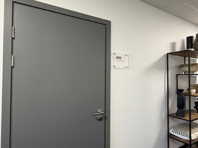 Pieejama telpa ar medicīnisko statusu un izlietni. Ēka ir sakopta ar ērtu piekļuvi, kas Rīga - foto 4
