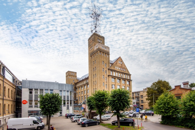 Iznomā gaišas biroja telpas ar lieliem skatlogiem izdevīgā lokācijā. Telpās ir 2 mazāki, Rīga - foto 1