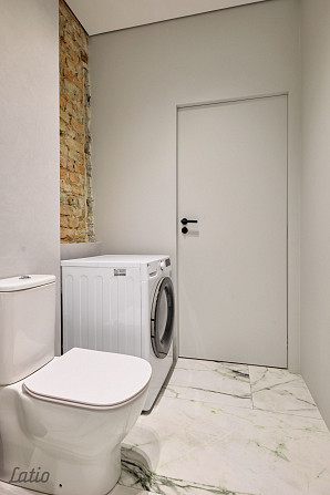 Pārdod dizaina 4 istabu dzīvokli ar autentisku šarmu un modernām ērtībām pašā Vecrīgas Rīga - foto 5