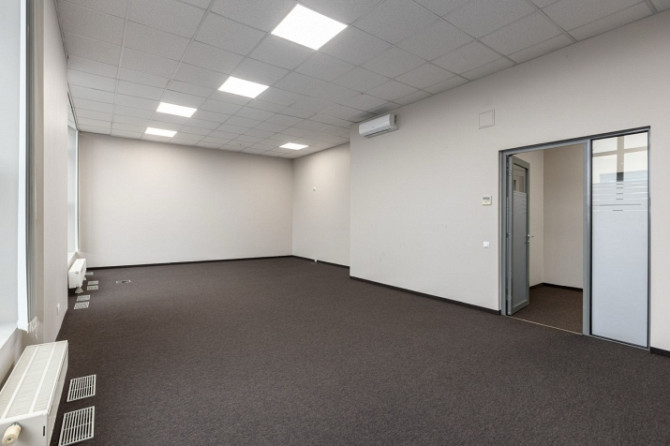 Pieejamas gaišas biroja telpas sakoptā ēkā ar lieliem panorāmas logiem. Telpu platība  144 m. Rīga - foto 5