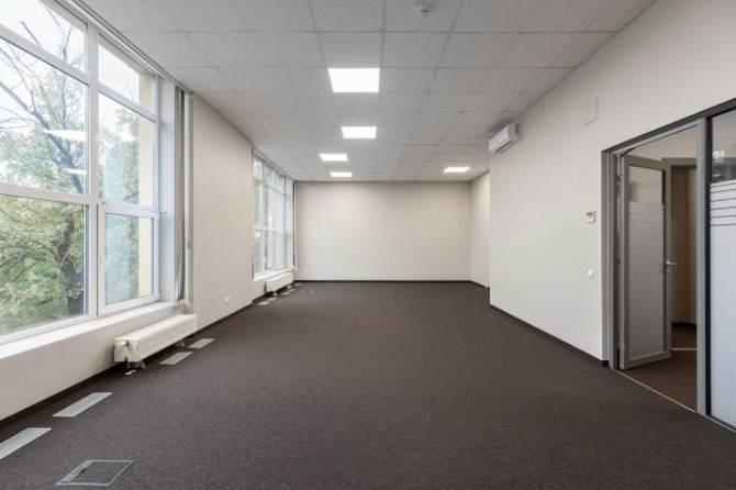 Pieejamas gaišas biroja telpas sakoptā ēkā ar lieliem panorāmas logiem. Telpu platība  144 m. Rīga - foto 1