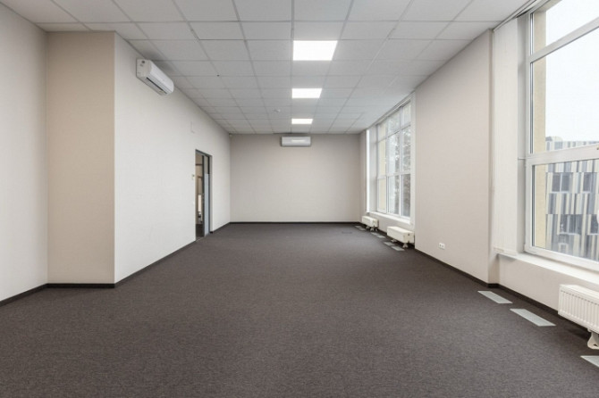 Pieejamas gaišas biroja telpas sakoptā ēkā ar lieliem panorāmas logiem. Telpu platība  144 m. Rīga - foto 3