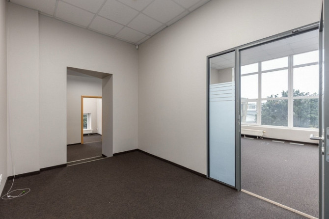 Pieejamas gaišas biroja telpas sakoptā ēkā ar lieliem panorāmas logiem. Telpu platība  144 m. Rīga - foto 6