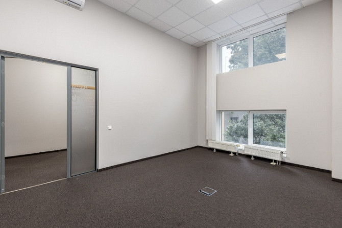Pieejamas gaišas biroja telpas sakoptā ēkā ar lieliem panorāmas logiem. Telpu platība  144 m. Rīga - foto 8