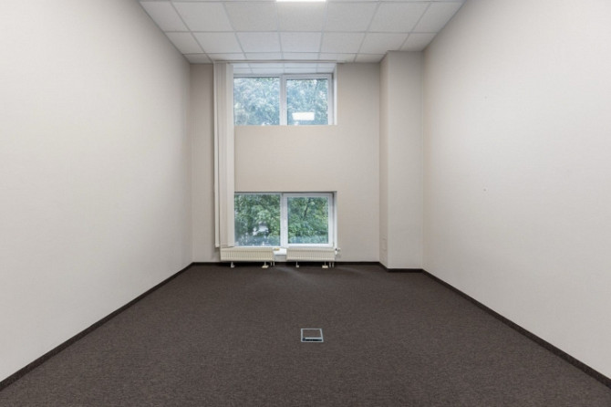 Pieejamas gaišas biroja telpas sakoptā ēkā ar lieliem panorāmas logiem. Telpu platība  144 m. Rīga - foto 7