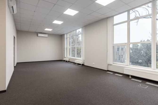 Pieejamas gaišas biroja telpas sakoptā ēkā ar lieliem panorāmas logiem. Telpu platība  144 m. Rīga - foto 2