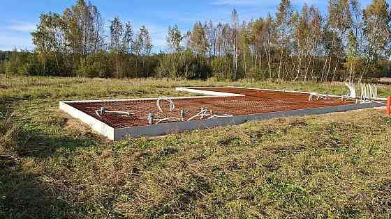 Pārdod 1/2 zemesgabalu jeb 1104 kvm ar vienstāvu dvīņumājas puses projektu (ir būvatļauja) un pamati Рижский район