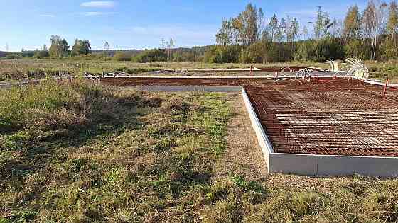 Pārdod 1/2 zemesgabalu jeb 1104 kvm ar vienstāvu dvīņumājas puses projektu (ir būvatļauja) un pamati Рижский район