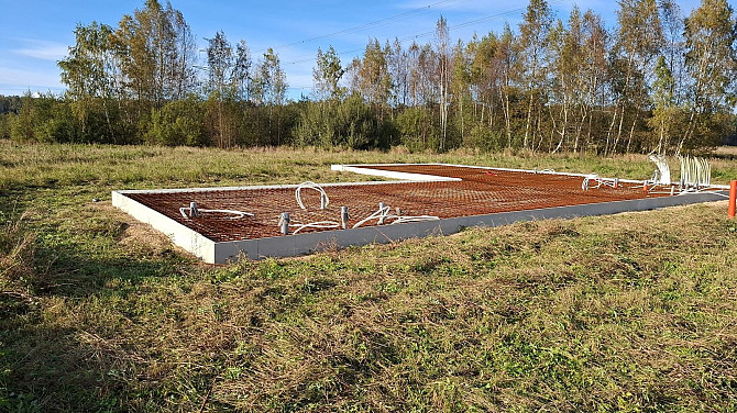 Pārdod 1/2 zemesgabalu jeb 1104 kvm ar vienstāvu dvīņumājas puses projektu (ir būvatļauja) un pamati Рижский район - изображение 2