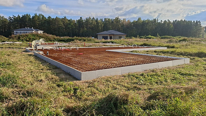 Pārdod 1/2 zemesgabalu jeb 1104 kvm ar vienstāvu dvīņumājas puses projektu (ir būvatļauja) un pamati Рижский район - изображение 1