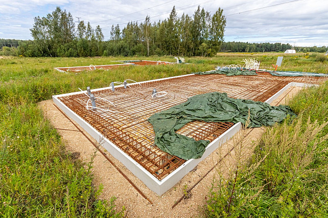 Pārdod 1/2 zemesgabalu jeb 1104 kvm ar vienstāvu dvīņumājas puses projektu (ir būvatļauja) un pamati Рижский район - изображение 3