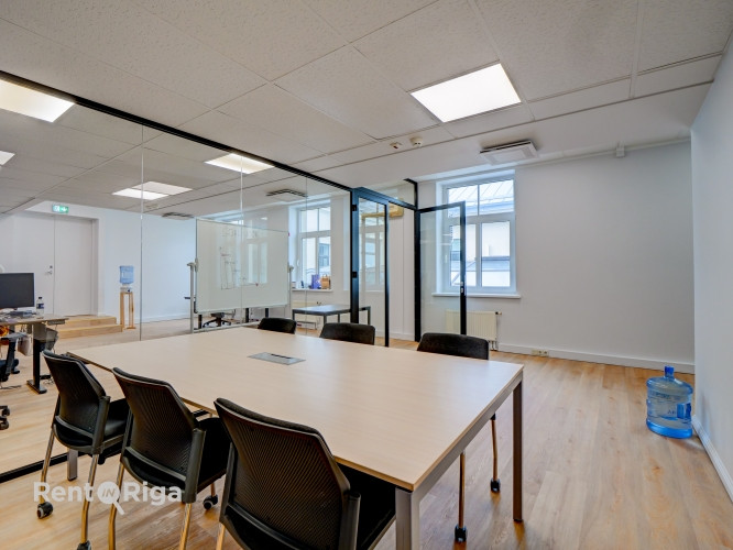 Office premises in a well-maintained office building at 16 Meierovica Boulevard, just a one-minute w Рига - изображение 1