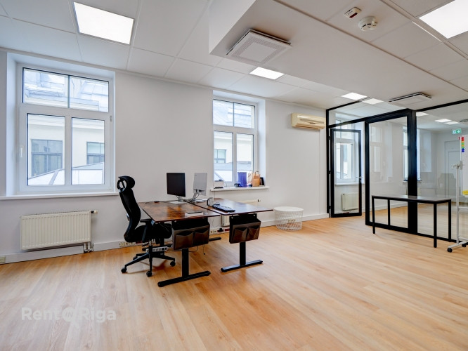 Office premises in a well-maintained office building at 16 Meierovica Boulevard, just a one-minute w Рига - изображение 2