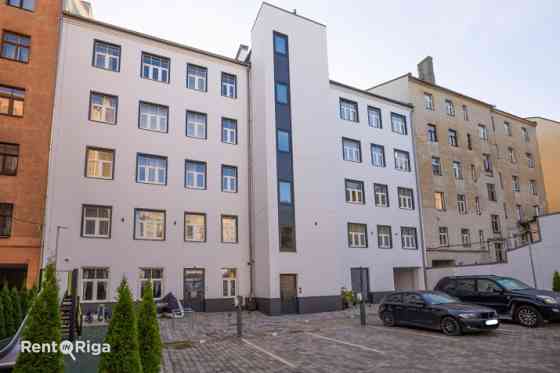 Pilnībā renovētā piecstāvu namā Rīgas centrā, Aleksandra Čaka iela 123 ir iespējams iznomāt komercte Рига