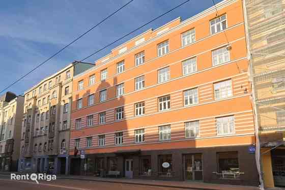 Pilnībā renovētā piecstāvu namā Rīgas centrā, Aleksandra Čaka iela 123 ir iespējams iznomāt komercte Рига