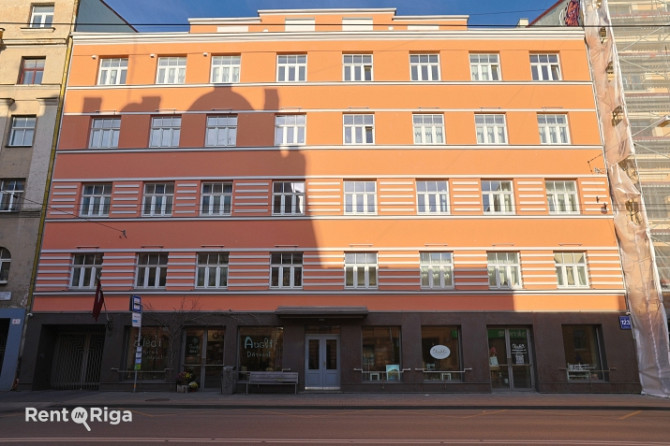 Pilnībā renovētā piecstāvu namā Rīgas centrā, Aleksandra Čaka iela 123 ir iespējams iznomāt komercte Рига - изображение 1