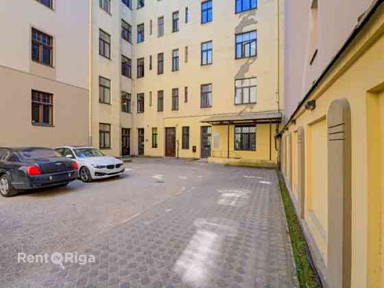 The apartment is located at 22 Skolas Street.  The apartment is in fair condition and requires cosme Рига