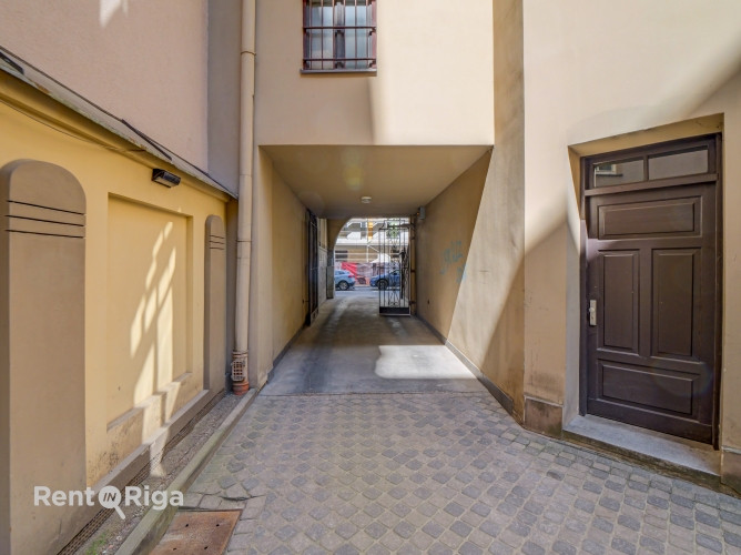 The apartment is located at 22 Skolas Street.  The apartment is in fair condition and requires cosme Рига - изображение 4