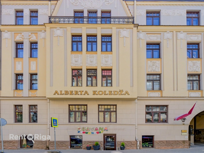 The apartment is located at 22 Skolas Street.  The apartment is in fair condition and requires cosme Рига - изображение 2