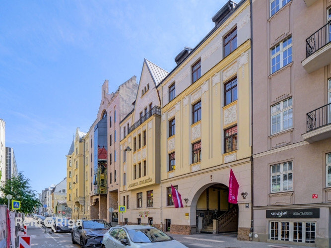The apartment is located at 22 Skolas Street.  The apartment is in fair condition and requires cosme Рига - изображение 1