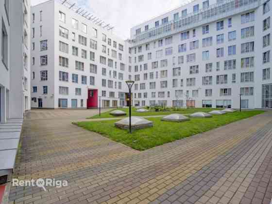 В жилом комплексе "Centra Namās" сдается в аренду 4-комнатная квартира с подземным Rīga