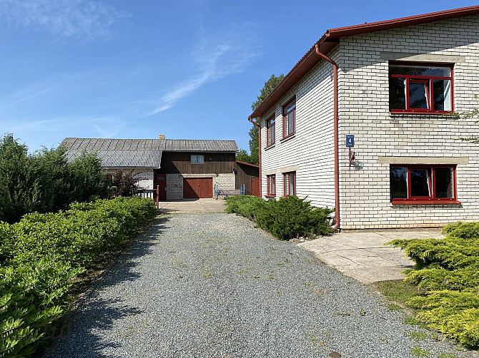 Zeme 2340 m2 | dzīvojamā māja 195,2 m2  | saimniecības ēka ar pirti un garāžu 161,6 m2 Valmiera un novads - foto 1