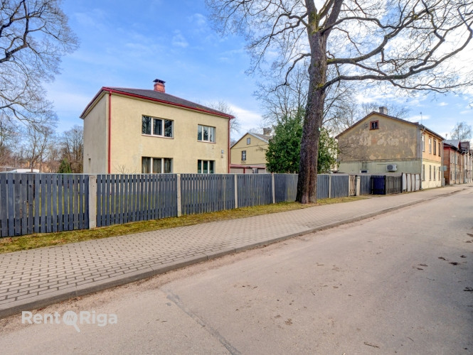 Piedāvājumā 2 stāvu privātmāja Ziepniekkalnā ar lielu zemes gabalu.   Īpašums atrodas Rīga - foto 1