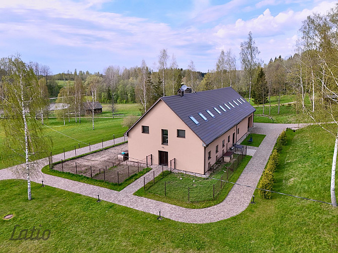 Piedāvājam iegādei kvalitatīvu māju ar ļoti plašu zemes gabalu 49 300 м platībā, klusā Cēsis un novads - foto 1