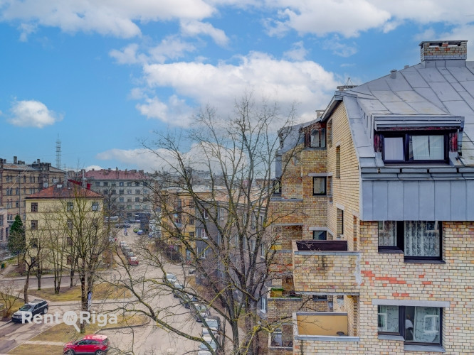 Pārdod plašu mansarda dzīvokli Rīgas centrā!  Šī ir vieta ar stāstu, šarmu un unikālu Rīga - foto 4