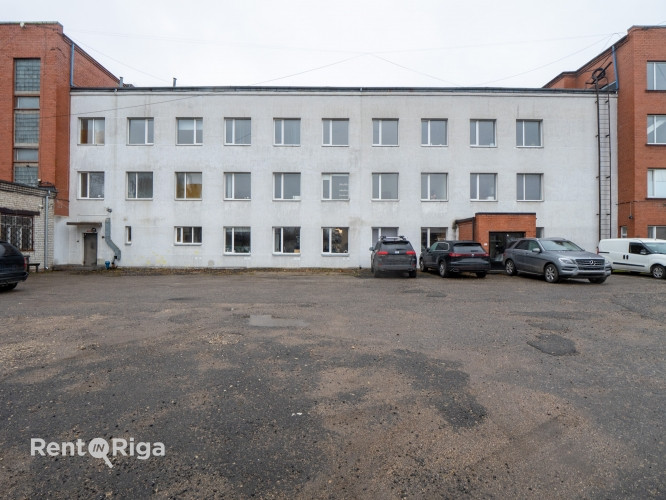 Telpas ar trīs iebrauktuvēm/paceļamajiem vārtiem Ganību dambī.  Paceļamie vārti iziet uz abām pusēm. Рига - изображение 8