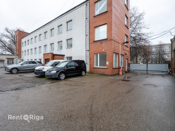 Telpas ar trīs iebrauktuvēm/paceļamajiem vārtiem Ganību dambī.  Paceļamie vārti iziet uz abām pusēm. Рига - изображение 5