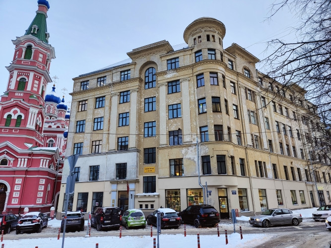 Studija / birojs / dzīvoklis ar 4 istabām.  + Maza virtuvīte. + Sava tualete ar dušu. + Noliktavas t Рига - изображение 1