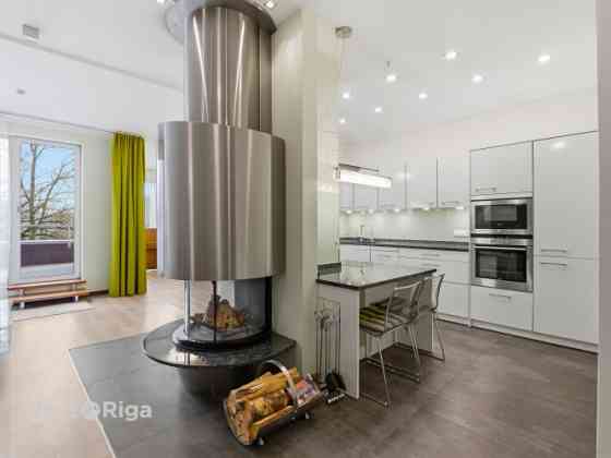 Spacious and high-quality 4-room apartment with a terrace for sale in Šampēteris.  The total interio Рига