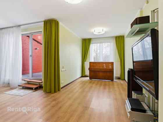 Spacious and high-quality 4-room apartment with a terrace for sale in Šampēteris.  The total interio Рига