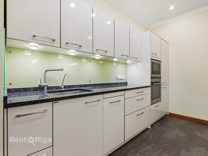 Spacious and high-quality 4-room apartment with a terrace for sale in Šampēteris.  The total interio Рига - изображение 8