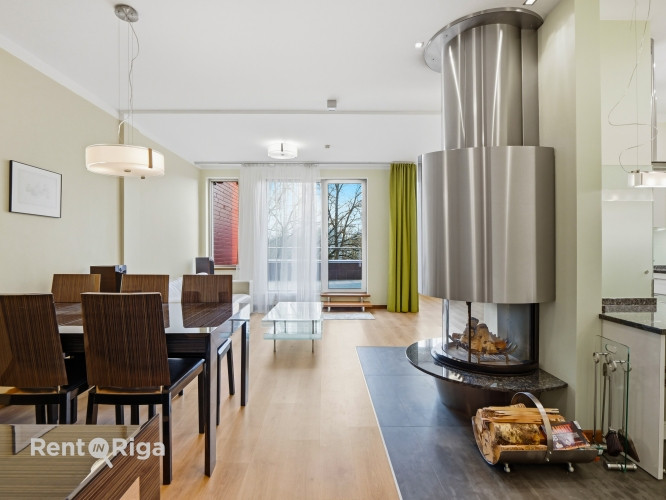 Spacious and high-quality 4-room apartment with a terrace for sale in Šampēteris.  The total interio Рига - изображение 1