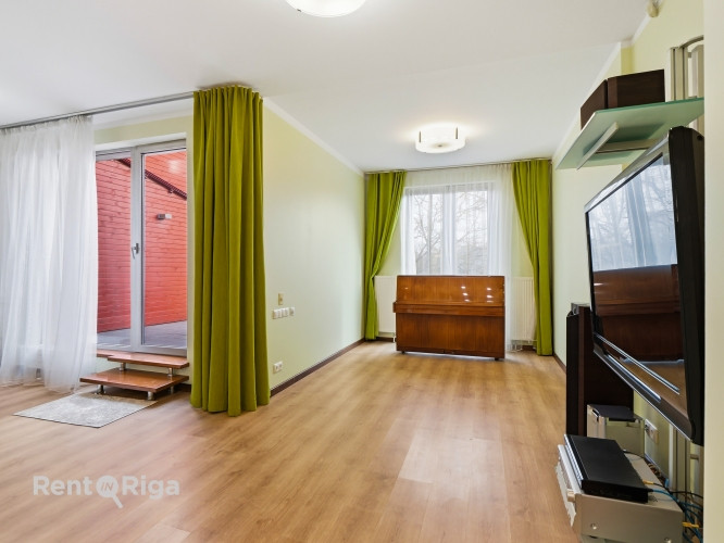 Spacious and high-quality 4-room apartment with a terrace for sale in Šampēteris.  The total interio Рига - изображение 4