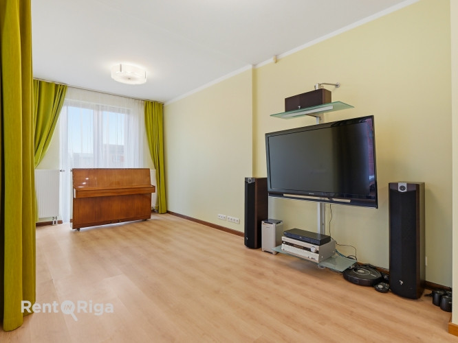 Spacious and high-quality 4-room apartment with a terrace for sale in Šampēteris.  The total interio Рига - изображение 9