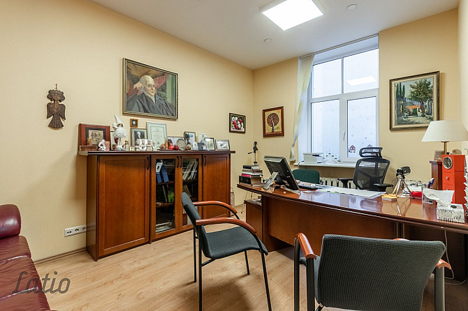 Pārdošanā plašs birojs Rīgas Klusajā centrā, renovētas vēsturiskās ēkas trešajā stāvā. Kopējā platīb Рига - изображение 1