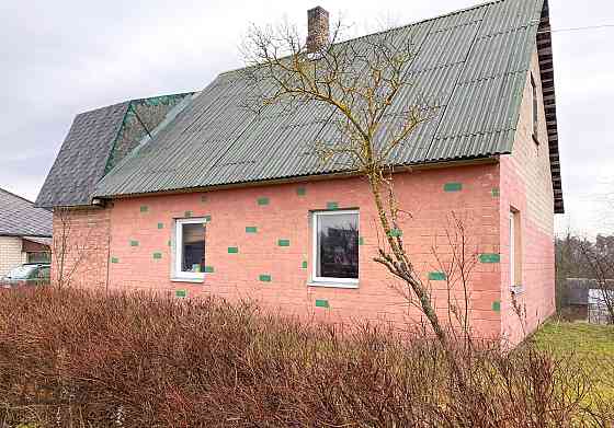 Pārdod ģimenes savrupmāju Alūksnē. Gatava ģimenes māja dzīvošanai.
Īpašuma atrodas klusā privātmāju  Alūksne un novads