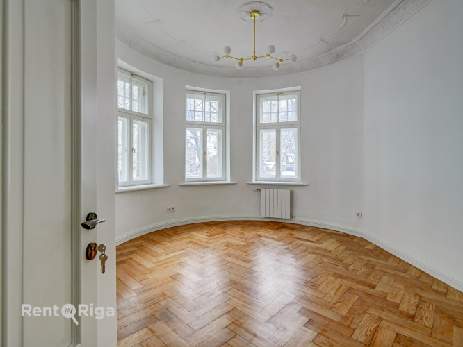 Izīrē izsmalcinātu 4-istabu dzīvokli uz klusās Akas ielas, starp Ģertrūdes un Lāčplēša Rīga - foto 4
