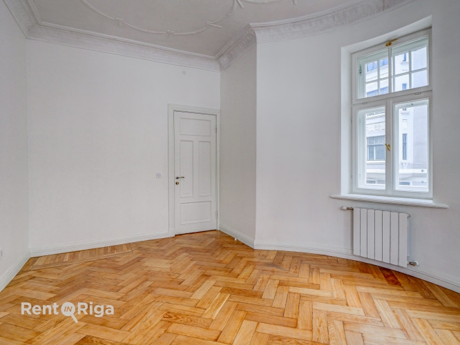 Izīrē izsmalcinātu 4-istabu dzīvokli uz klusās Akas ielas, starp Ģertrūdes un Lāčplēša Rīga - foto 6