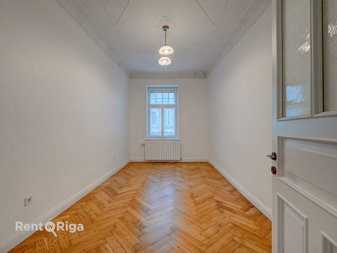 Izīrē izsmalcinātu 4-istabu dzīvokli uz klusās Akas ielas, starp Ģertrūdes un Lāčplēša Rīga - foto 8